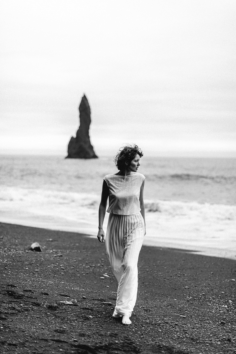 Anja Linner Island Editorial Shoot Iceland Elopement Therese und Luise Braut Brautkleid Boho Vik