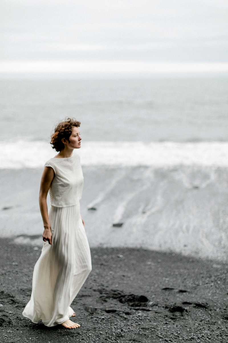 Anja Linner Iceland Wedding Editorial Shoot Therese und Luise Braut Brautkleid Boho Vik Hochzeit Island